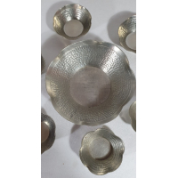 Indonesisch gehamerd tinnen pindastel, gemerkt. 